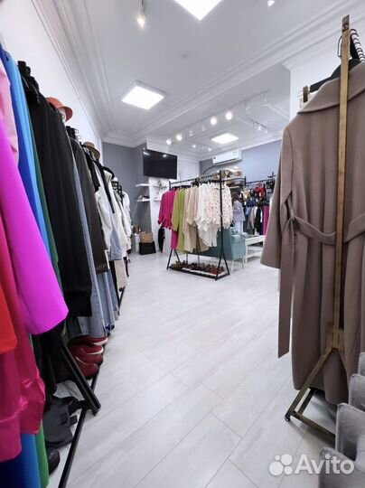 Аренда рейла, корнера, полки, витрин в шоуруме