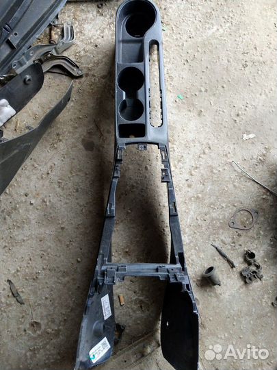 Консоль центральная Kia Rio 4