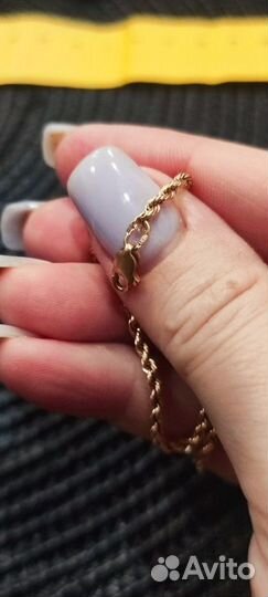 Жесткий золотой браслет