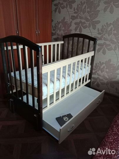 Детская кровать с маятником