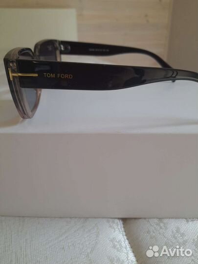 Солнцезащитные очки женские брендовые