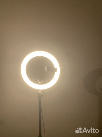 Кольцевая лампа на штативе