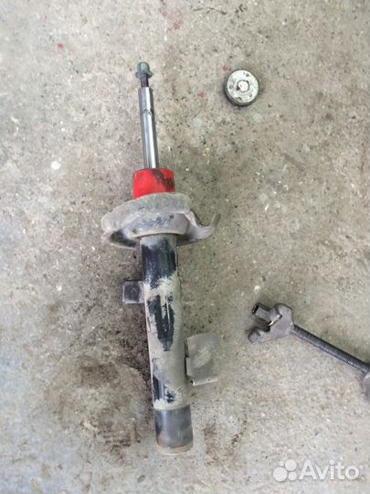 Правую переднюю стойку на Мазда Бьянта