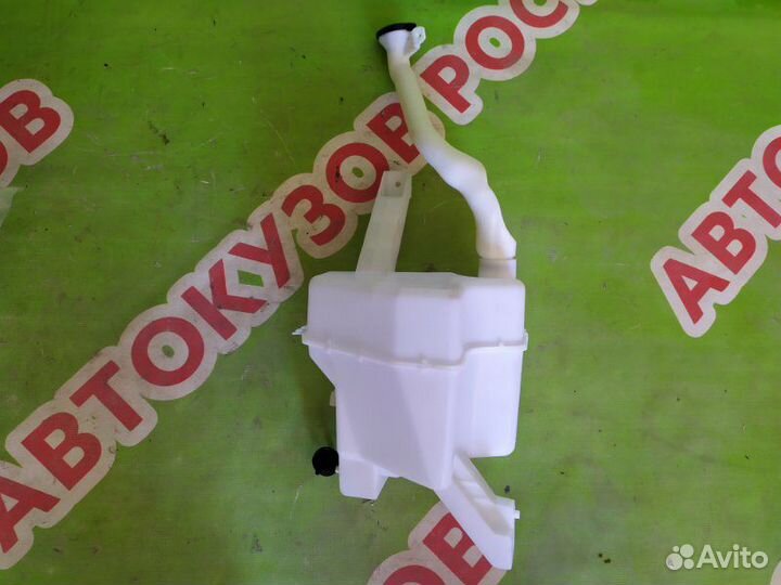 Бачок омывателя лобового стекла Nissan Tiida C11