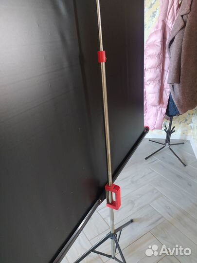 Мобильный проекционный экран на треноге