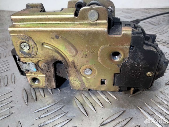 Замок передний левой двери Passat B5