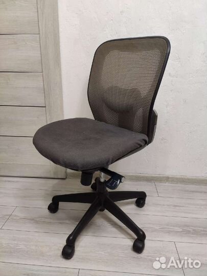 Компьютерное кресло с поддержкой спины и наклоном