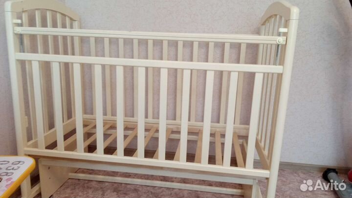 Детская кроватка с поперечным маятником