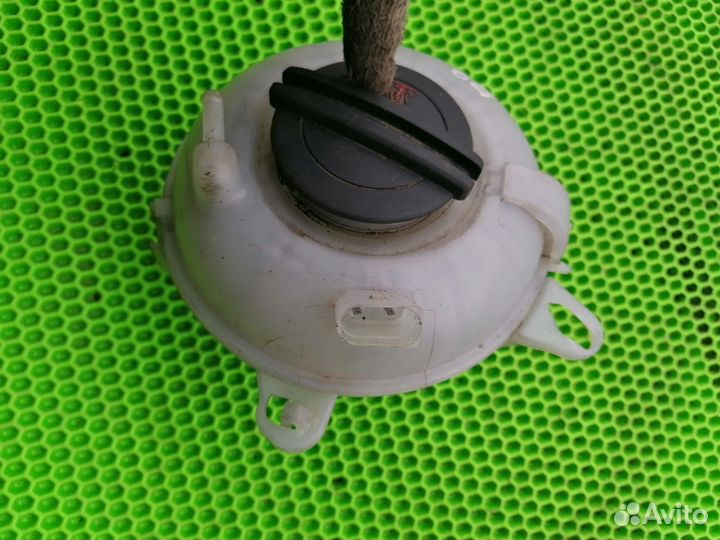 Бачок охлаждения на VW Passat B8 2015-2019