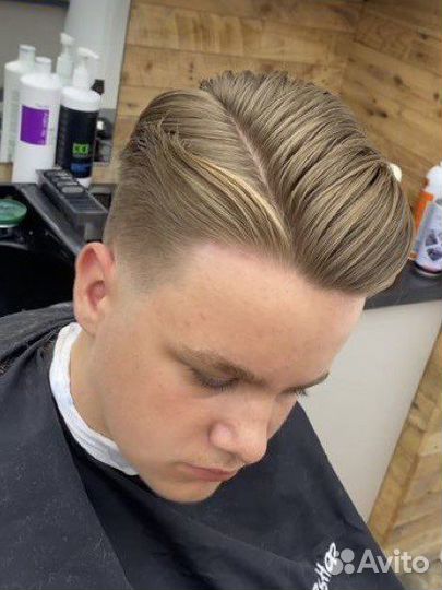 Красивая мужская стрижка у барбера