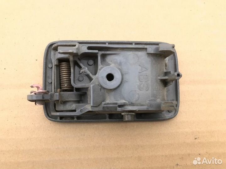 Ручка двери, салонная задняя левая Toyota Land