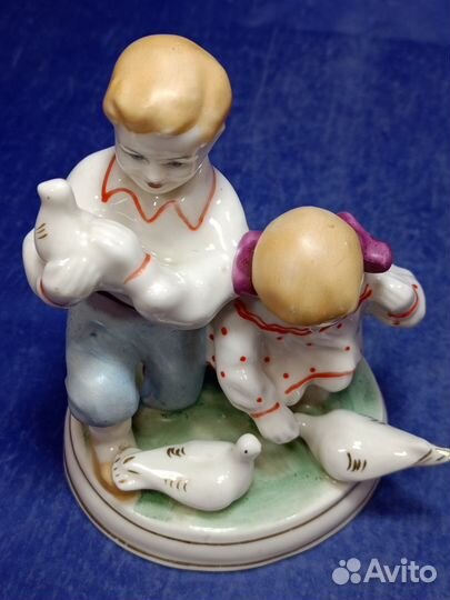 Фарфоровая статуэтка Дети кормят голубей мальчик и