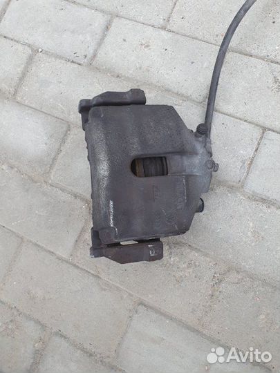 Суппорт передний правый Volkswagen Passat Cc 2.0