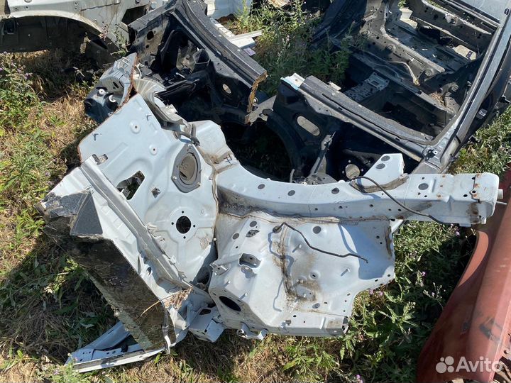 Правая передняя четверть Lexus RX III