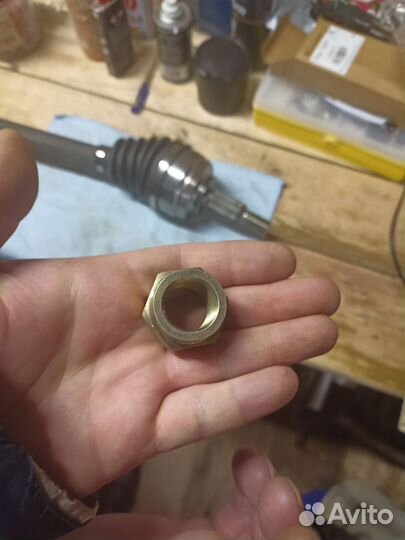 Приводной вал передний 26Х709Х25