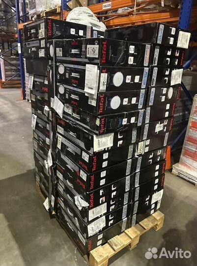 Робот пылесос. Паллеты с товаром