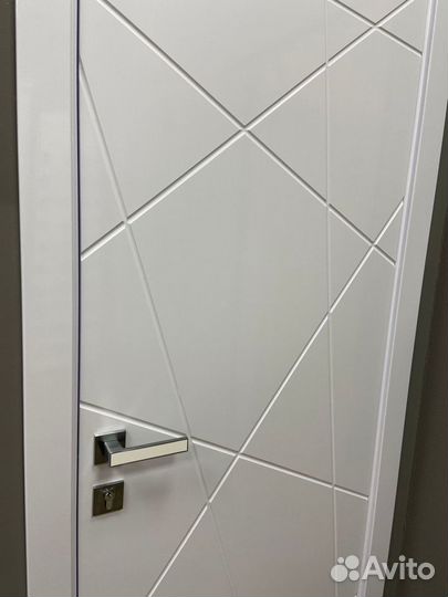 Межкомнатная дверь белая новая