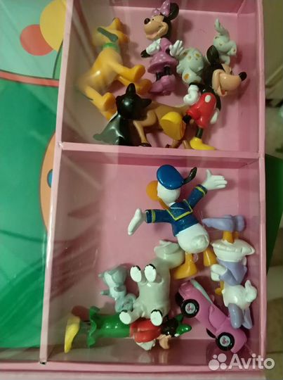 Книга на немецком и 12 фигурок (Минни и Тачки)