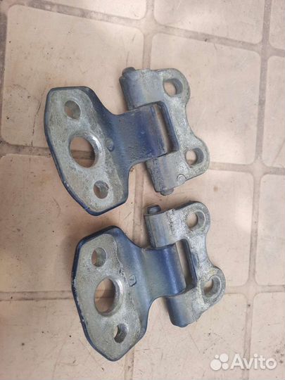 Петли передней левой двери на mercedes-benz