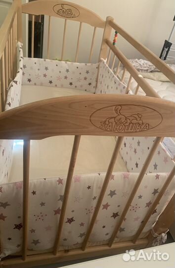 Детская кроватка с маятником