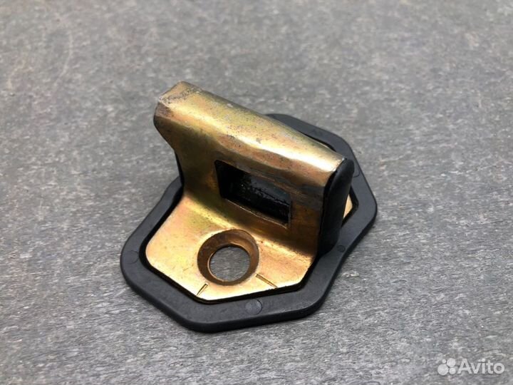 Петля замка двери передняя левая Mitsubishi