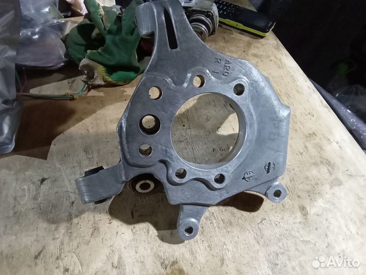 Кулак задний правый Nissan Cima