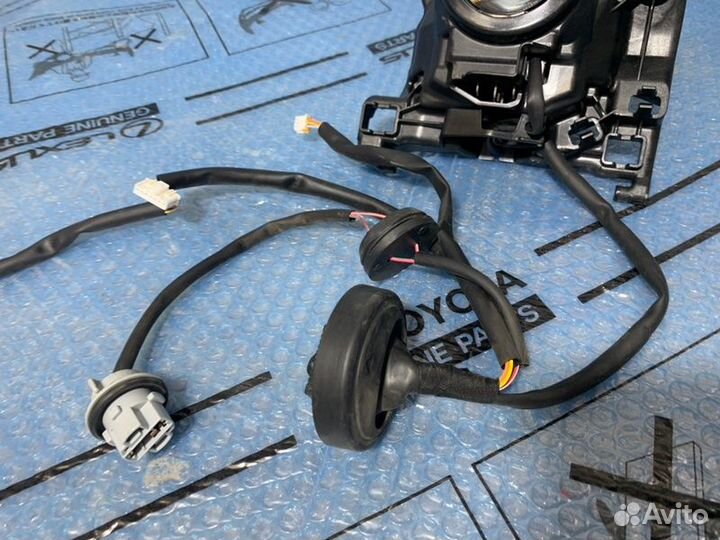 Линза фары Toyota Camry 2019