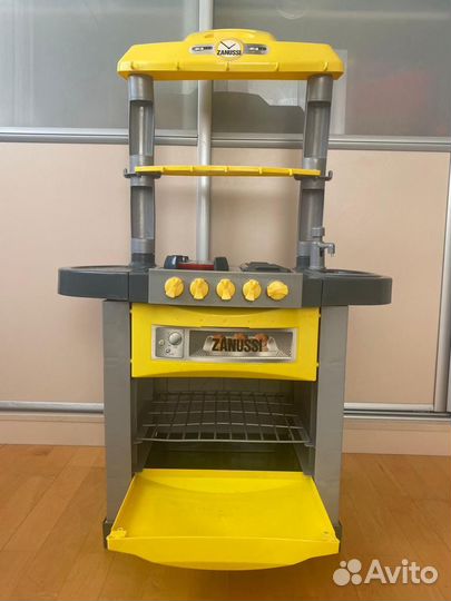 Детская игровая кухня Zanussi с посудой