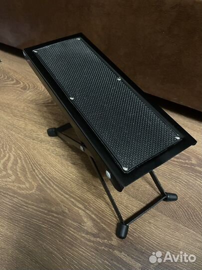 Подножка для игры на гитаре