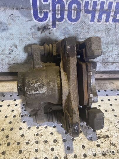 Суппорт тормозной задний правый Toyota Camry