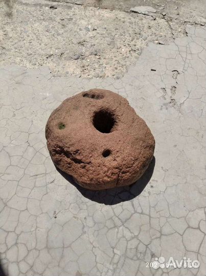 Каменные жернова старинные