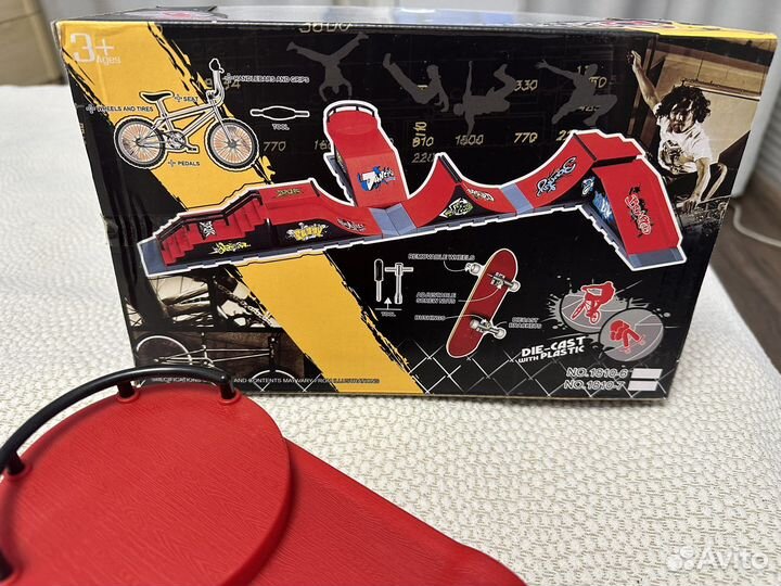 Игрушечный скейтпарк и велик