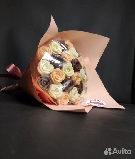 Букет из молочного и белого шоколада - 29 шт