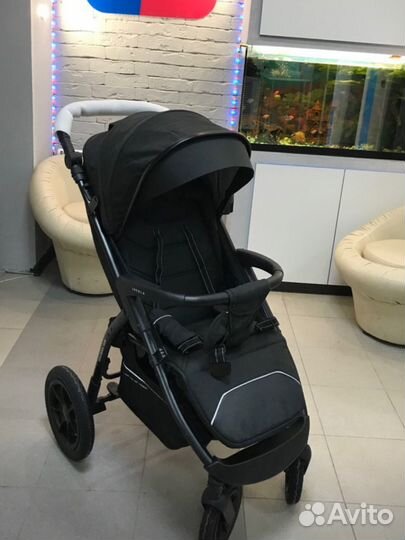 Прогулочная коляска с надувными колесами Jovola