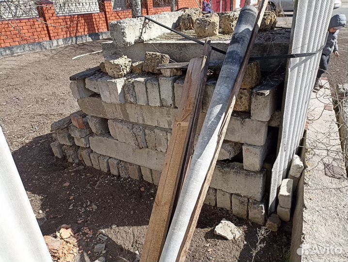 Бетонные столбы, перемычки, доска, брус