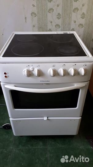 Плита электрическая Electrolux стеклокерамика