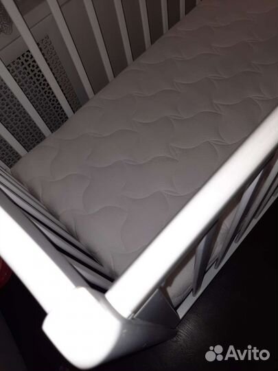 Детская кроватка с маятником и ящиком