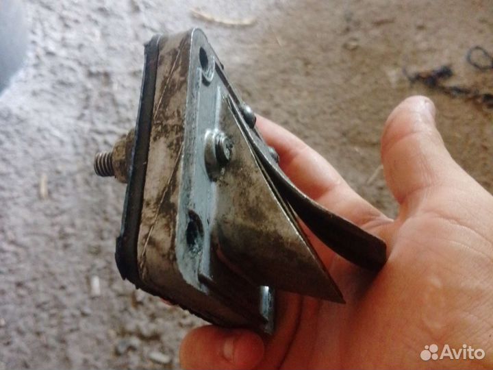 Лепестковый клапан