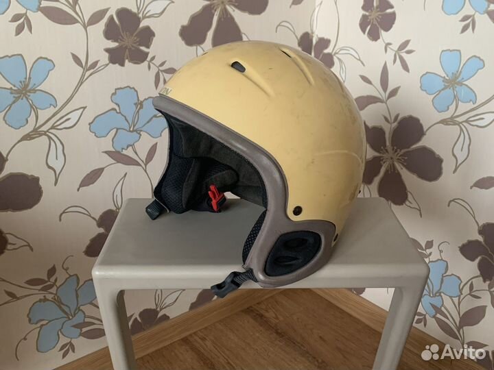 Горнолыжный шлем