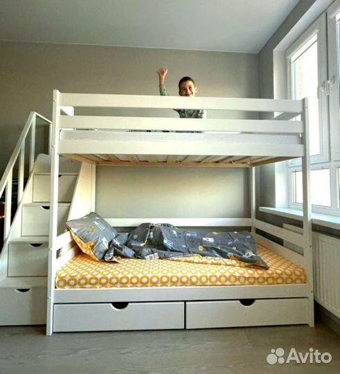 Двухъярусная кровать с лестницей комодом
