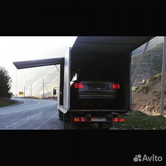 Крытый эвакуатор-автовоз