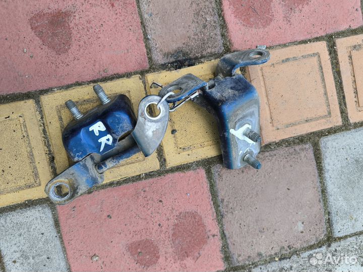 Toyota funcargo петли задней боковой двери