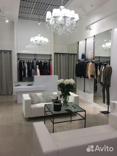 Магазин премиальной одежды в торговом центре