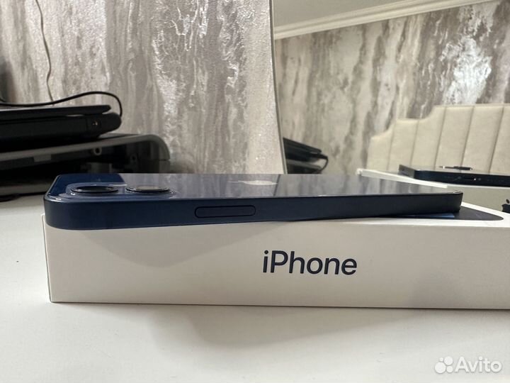 Телефон iPhone 12