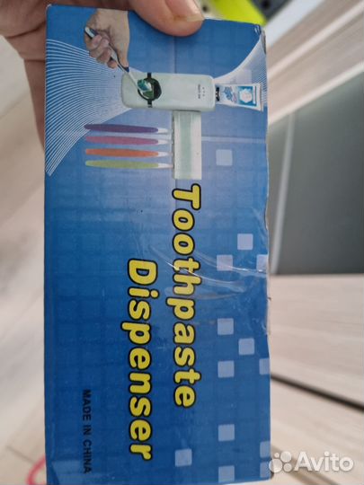 Дозатор для зубной пасты с держателем зубных щеток