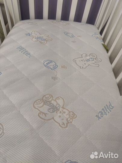 Детская кроватка с маятником и ящиком