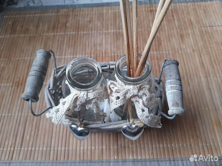 Мини декор. корзиночка со стеклянными бутылочками