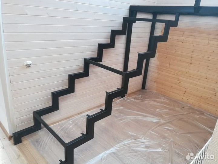 Лестница на металлическом косоуре