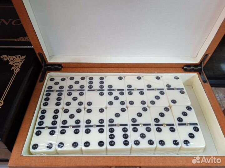 Домино в деревянном коробе.Новые
