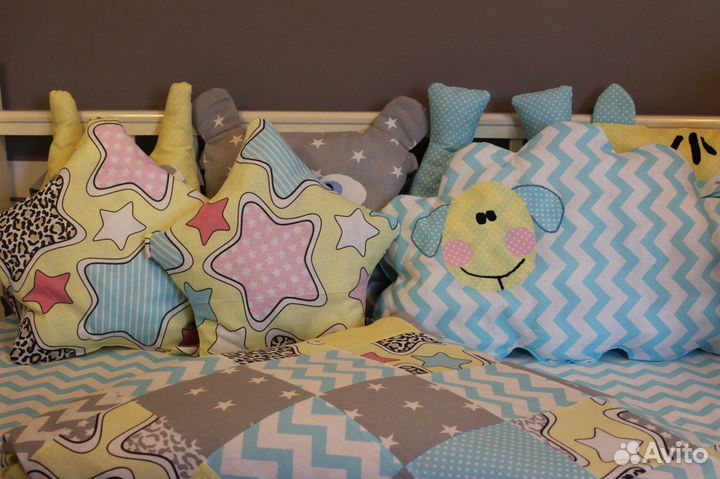 Набор бортиков и постельного в кроватку